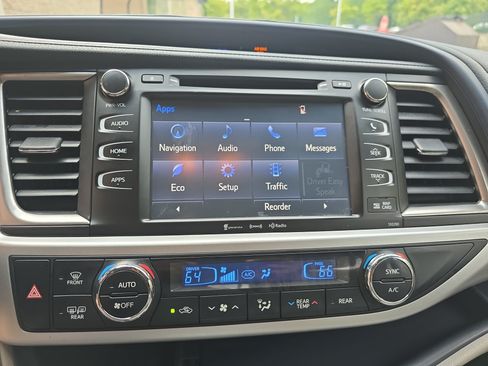 Used 2019 Toyota Highlander XLE AWD/4WD image 22