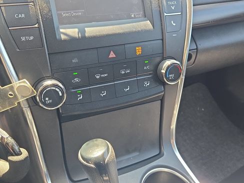 Used 2017 Toyota Camry LE FWD image 13