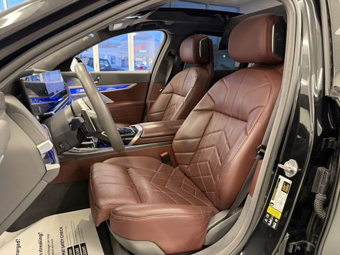 Used 2023 BMW 760i xDrive image 37