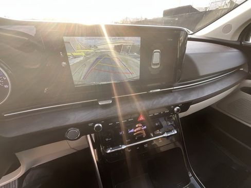 Used 2024 Kia Carnival EX image 24