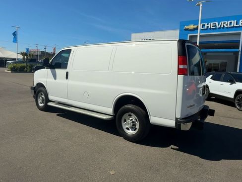 Used 2024 Chevrolet Express 2500 w/ Driver Convenience Package RWD image 5
