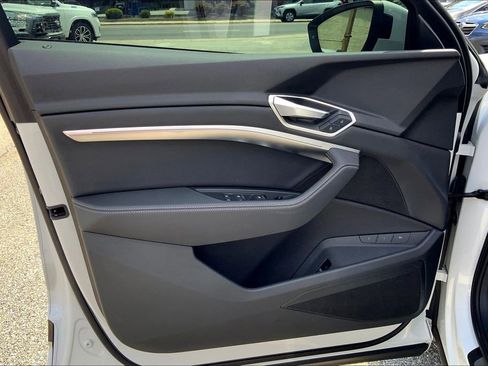 Used 2022 Audi e-tron Premium image 22