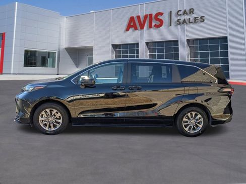 Used 2025 Toyota Sienna LE image 10