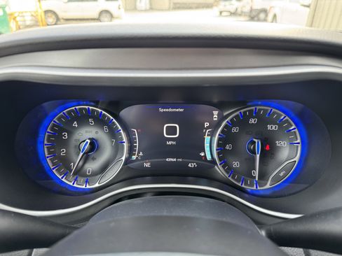 Used 2025 Chrysler Pacifica Select image 11