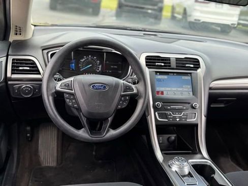 Used 2017 Ford Fusion SE w/ Fusion SE Technology Package FWD image 5