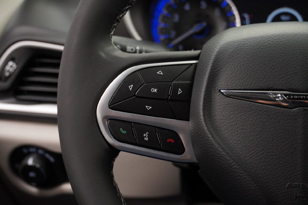 Certified 2024 Chrysler Pacifica Touring-L FWD image 41