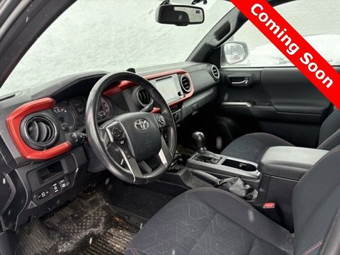 Used 2017 Toyota Tacoma TRD Off-Road image 8