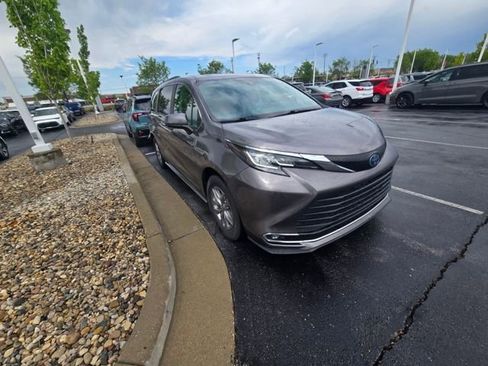 Used 2022 Toyota Sienna XLE w/ XLE Plus Package FWD image 2