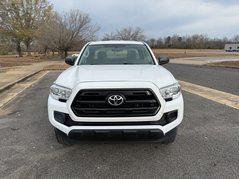 Used 2017 Toyota Tacoma SR image 7