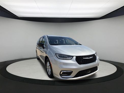 Used 2024 Chrysler Pacifica Touring-L FWD image 1
