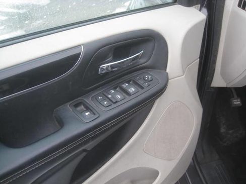 Used 2017 Dodge Grand Caravan SXT image 17