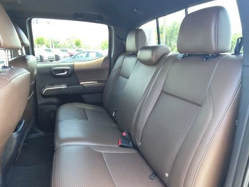 Used 2017 Toyota Tacoma Limited w/ Tow Package AWD/4WD image 8