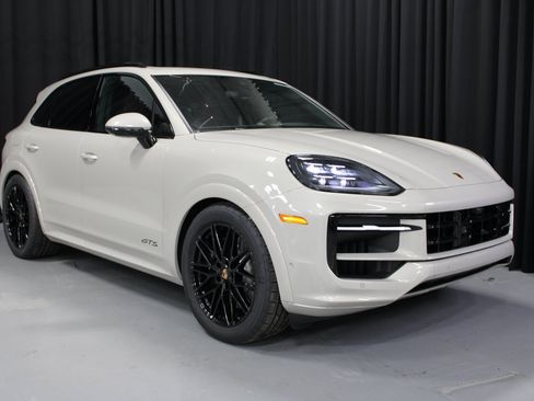 New 2025 Porsche Cayenne GTS image 9