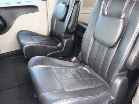 Used 2016 Chrysler Town & Country Touring w/ Driver Convenience Group image 25