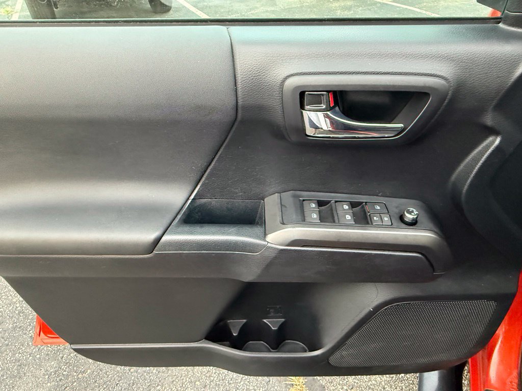 Used 2018 Toyota Tacoma TRD Sport w/ Technology Package AWD/4WD image 18