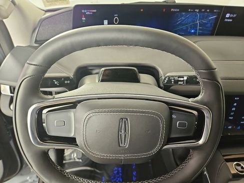 New 2025 Lincoln Navigator L Reserve AWD/4WD image 18