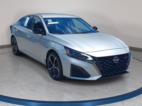 Used 2024 Nissan Altima 2.5 SR FWD image 3