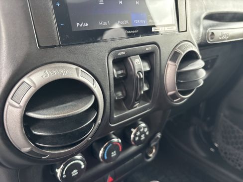 Used 2017 Jeep Wrangler Unlimited Sport w/ Quick Order Package 24S AWD/4WD image 22