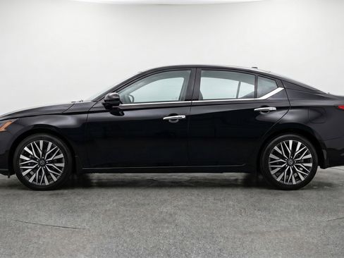 Used 2025 Nissan Altima 2.5 SV FWD image 5
