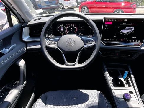 Certified 2026 Volkswagen Tiguan SE w/ Panoramic Sunroof Package FWD image 19
