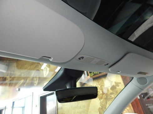 Used 2022 Tesla Model Y Long Range image 27