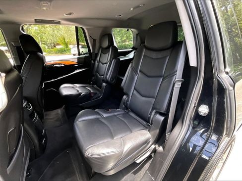 Used 2019 Cadillac Escalade Luxury RWD image 18
