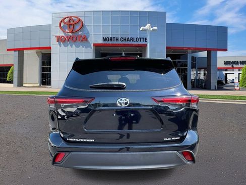 Used 2024 Toyota Highlander XLE AWD/4WD image 6