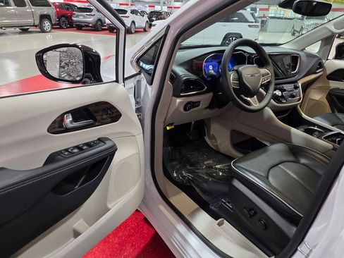 Used 2024 Chrysler Pacifica Limited AWD/4WD image 11