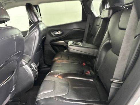 Used 2019 Jeep Cherokee Limited FWD image 22
