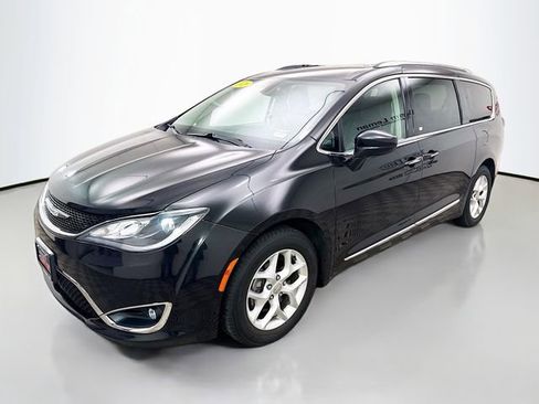 Used 2020 Chrysler Pacifica Touring-L w/ Tire & Wheel Group FWD image 3