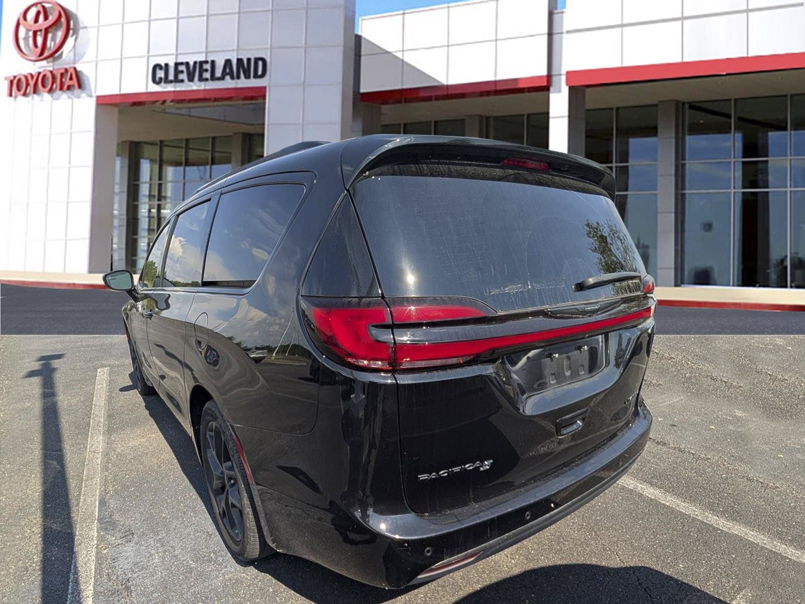 Used 2025 Chrysler Pacifica Limited FWD image 5