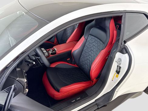Used 2025 Aston Martin Vanquish RWD image 12