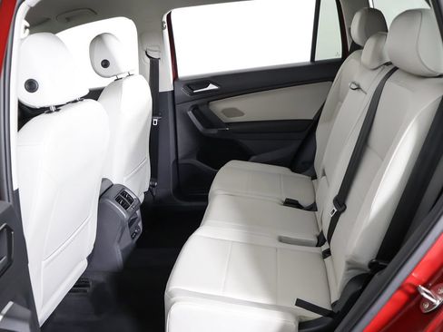 Used 2018 Volkswagen Tiguan SE AWD/4WD image 32