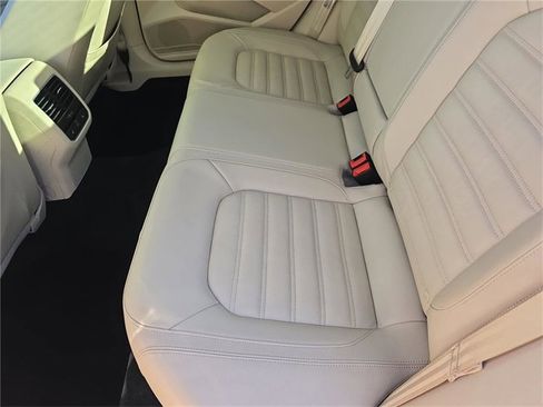 Used 2017 Volkswagen Passat 1.8T SEL Premium image 11