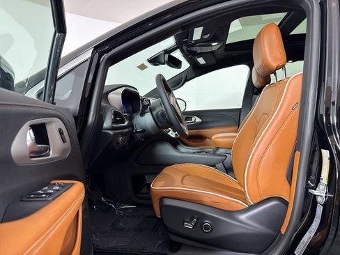 New 2026 Chrysler Pacifica Pinnacle image 11