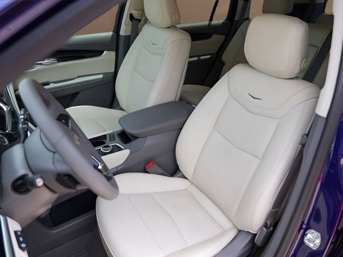 Certified 2025 Cadillac XT6 Premium Luxury w/ Technology Package FWD image 7