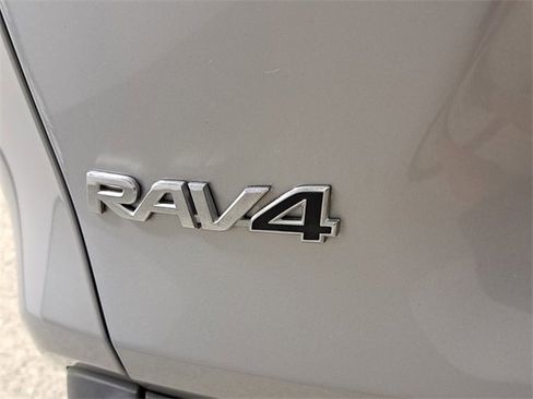 Used 2021 Toyota RAV4 XLE Premium image 9