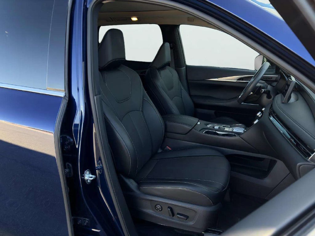 Used 2026 INFINITI QX60 Luxe w/ Cargo Package FWD image 7