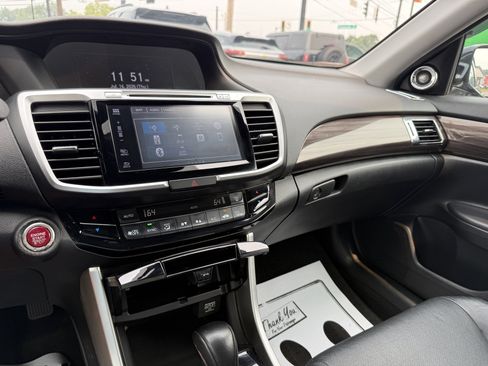 Used 2017 Honda Accord Touring image 12