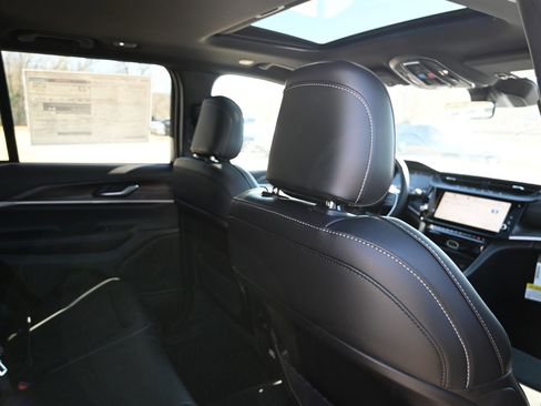 New 2026 Jeep Grand Cherokee Laredo image 22