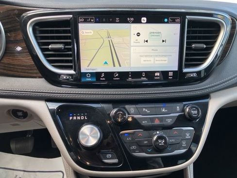 Used 2023 Chrysler Pacifica Limited FWD image 46