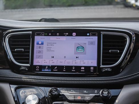 Used 2023 Chrysler Pacifica Limited FWD image 21