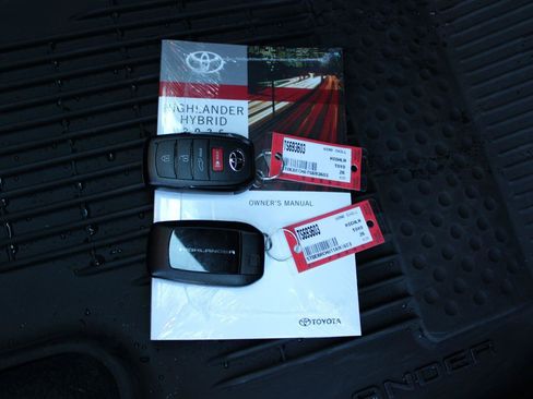 Used 2026 Toyota Highlander Platinum AWD/4WD image 33