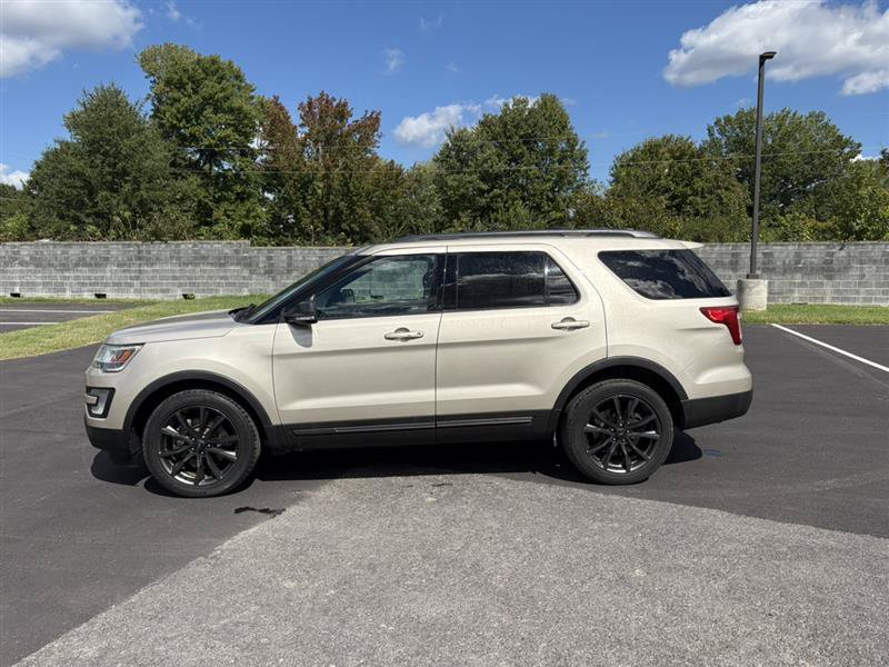 Used 2017 Ford Explorer XLT w/ Equipment Group 202A AWD/4WD image 2