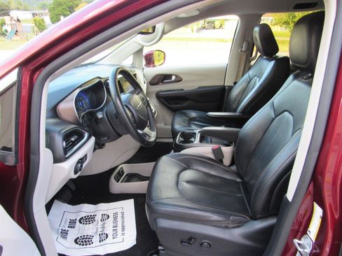 Used 2017 Chrysler Pacifica Touring-L w/ Tire & Wheel Group FWD image 4