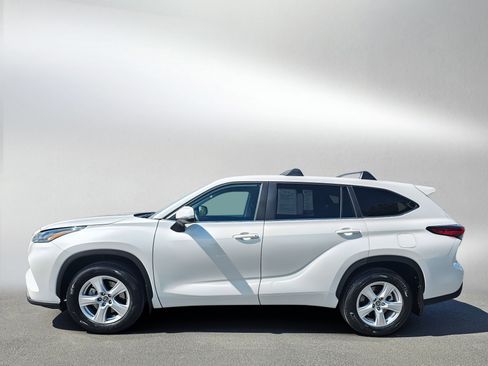 Used 2023 Toyota Highlander L image 2