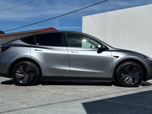 Used 2026 Tesla Model Y 2WD image 2
