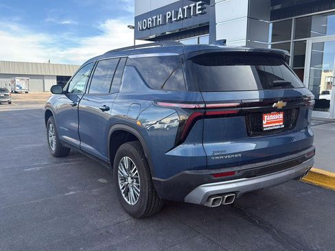 Used 2025 Chevrolet Traverse LT image 7