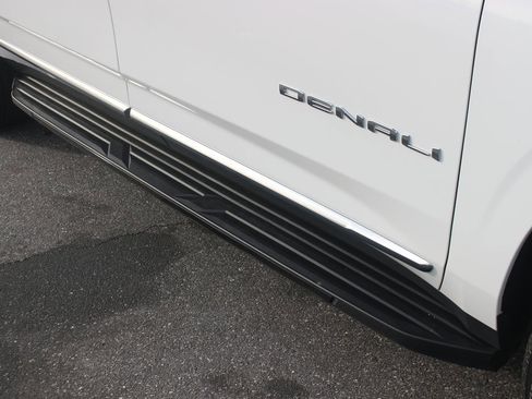Used 2025 GMC Yukon XL Denali image 9