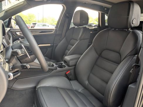 New 2025 Porsche Macan image 5